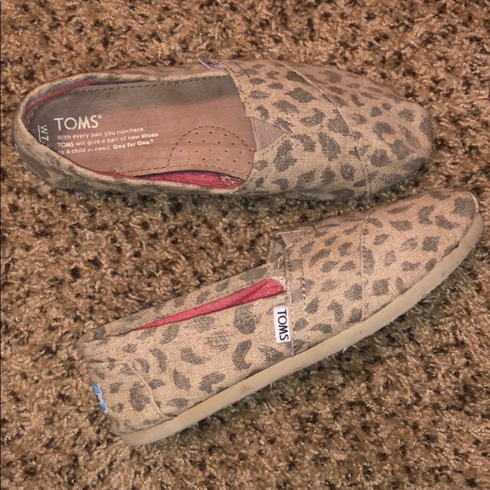 Gently used cheetah TOMS size W 7.5.
